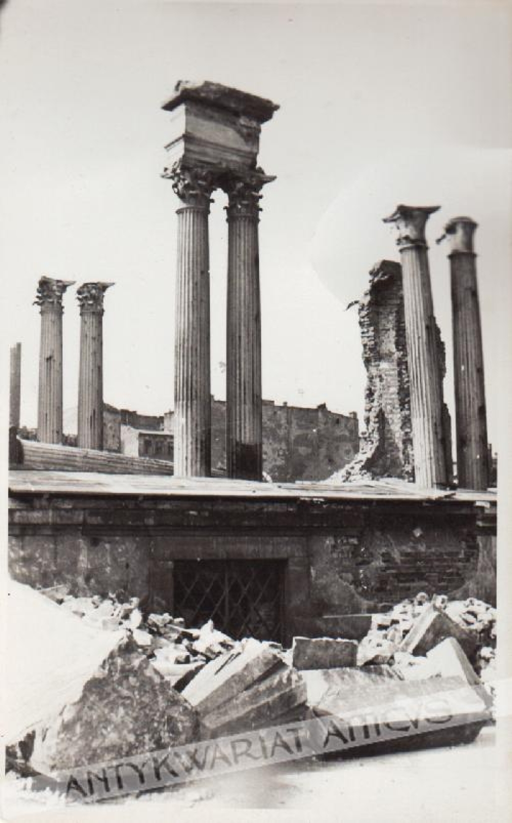 [fotografia, po 1945] Ruiny Kościoła św. Aleksandra