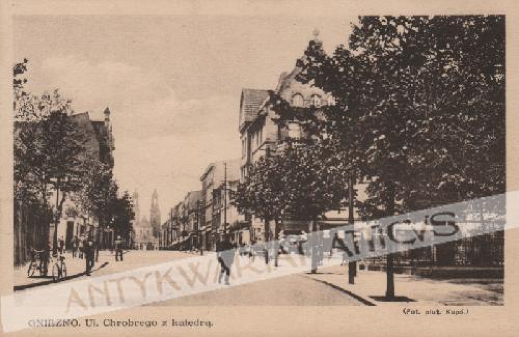 [pocztówka, lata 1920-te] Gniezno. Ul. Chrobrego z katedrą