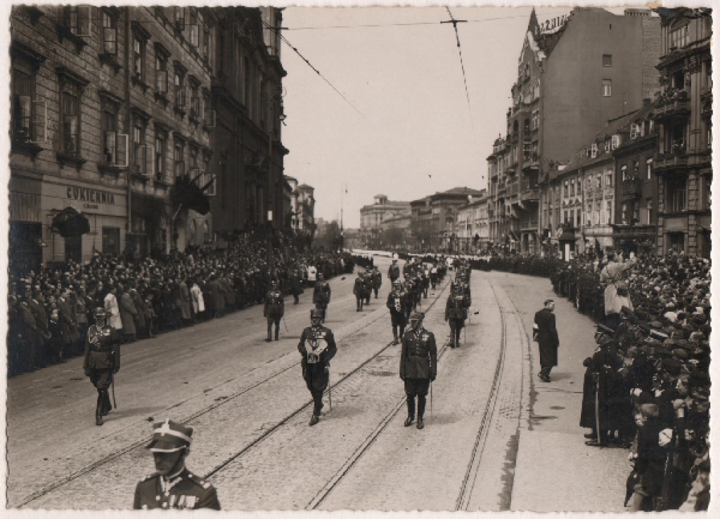 [fotografia, 1935] Kondukt pogrzebowy Józefa Piłsudskiego na Krakowskim Przedmieściu w Warszawie w dn. 17 maja 1935 r.