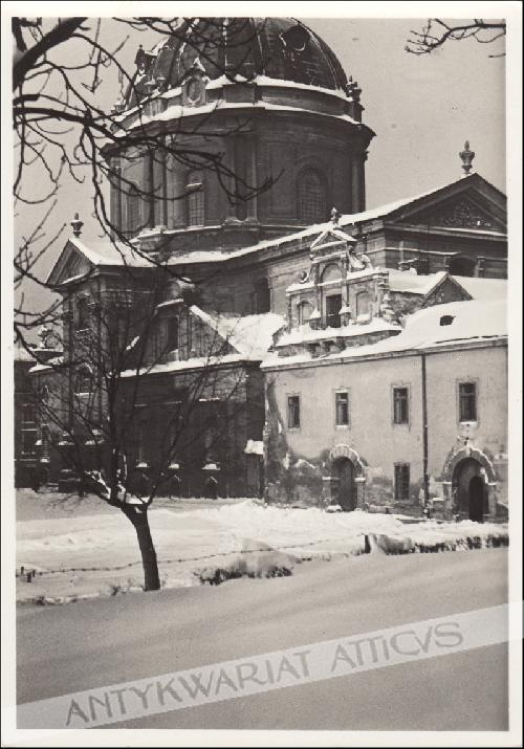 [fotografia na papierze pocztówkowym, 1938] Lwów. Kościół oo. Dominikanów w zimie