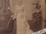 [fotografia, ok. 1880] [dama w białej sukni]