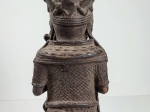 [I połowa XX w., Benin (Nigeria)] [rzeźba, dworzanin królewski]