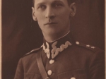 [fotografia na papierze pocztówkowym, 1927] [Oficer w mundurze]