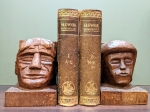 [podpórki do książek, drewno, lata 1930-50] Głowy górali